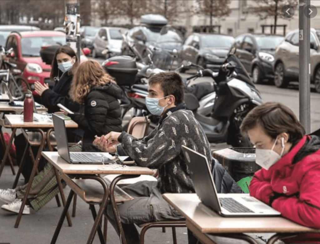 Giovani in ginocchio: trattati da untori e costretti alla didattica a&nbsp;distanza